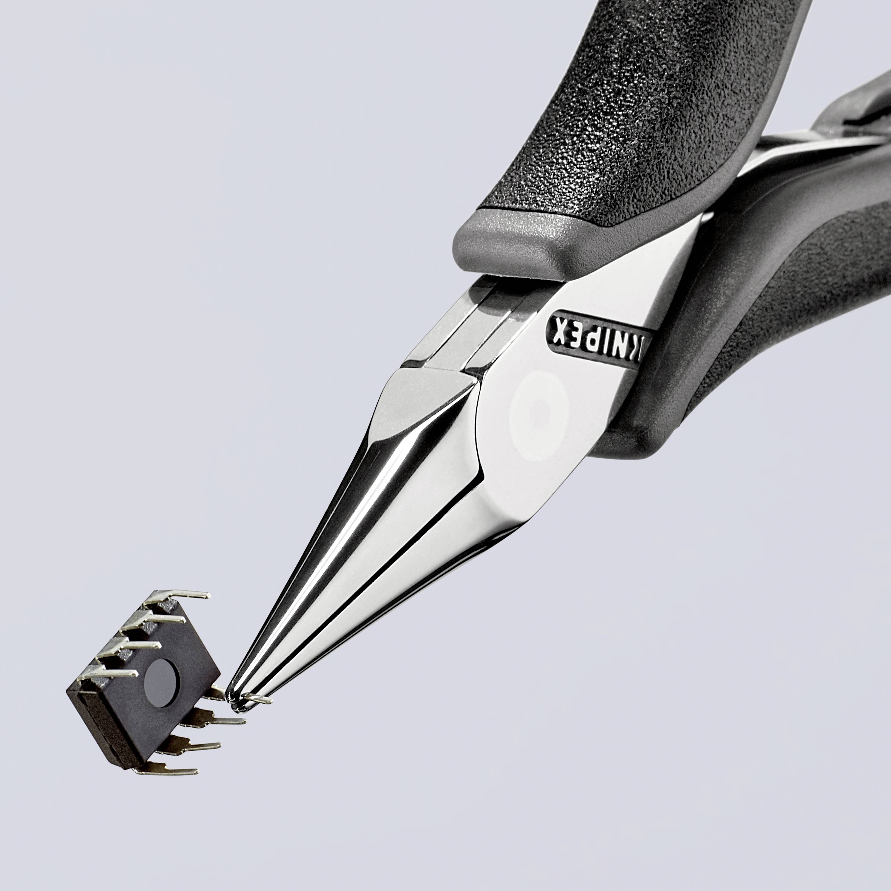 Una pinza tiene un piccolo microchip con diversi pin di connessione.