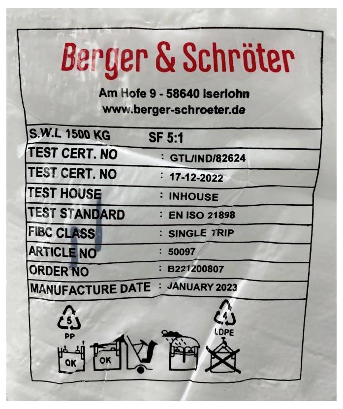 Etichetta con indicazioni: 'Berger & Schröter', luogo, sito web. Dati su SWL, certificati di prova, classe FIBC, numero articolo e data di produzione. Simboli, tra cui simboli di riciclaggio e avvertenze.