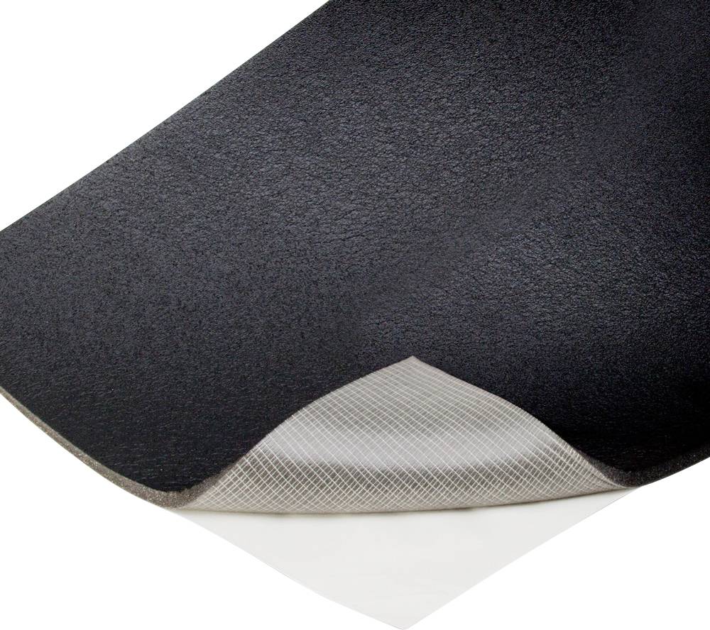 Una superficie di tappetino nero e curvo con il lato inferiore grigio visibile.