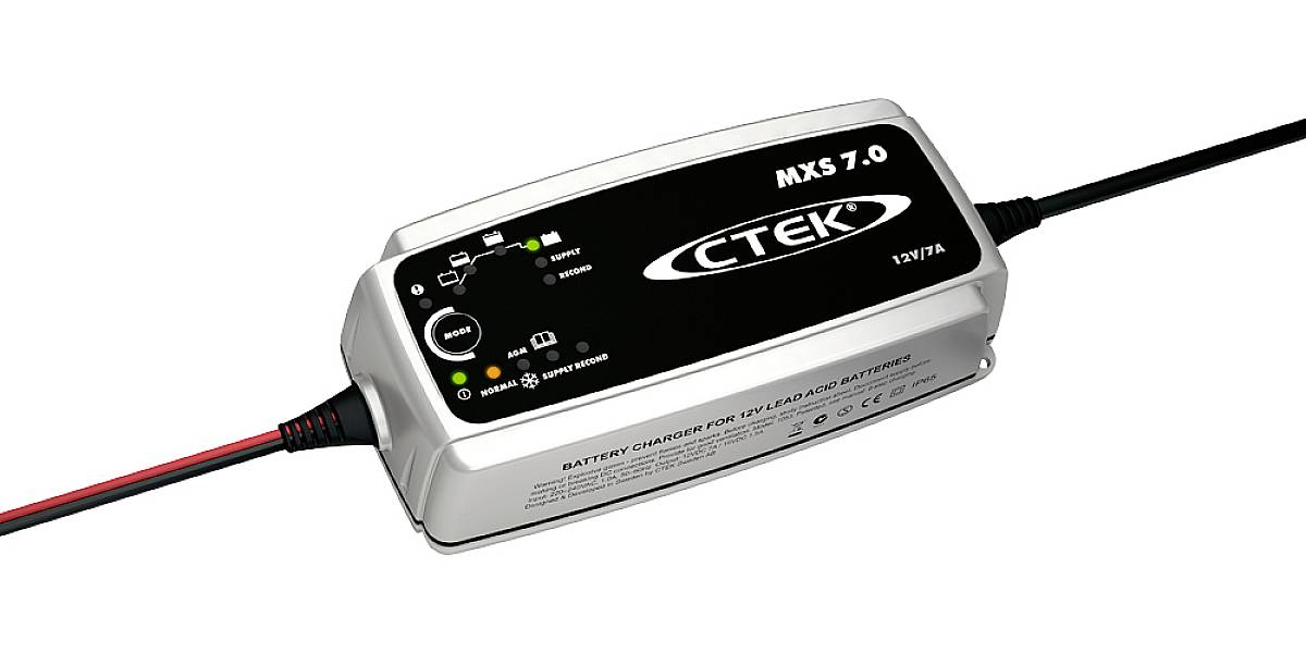 Caricabatterie CTEK MXS 7.0 con diversi indicatori LED per il monitoraggio della batteria. Adatto per batterie da 12V.