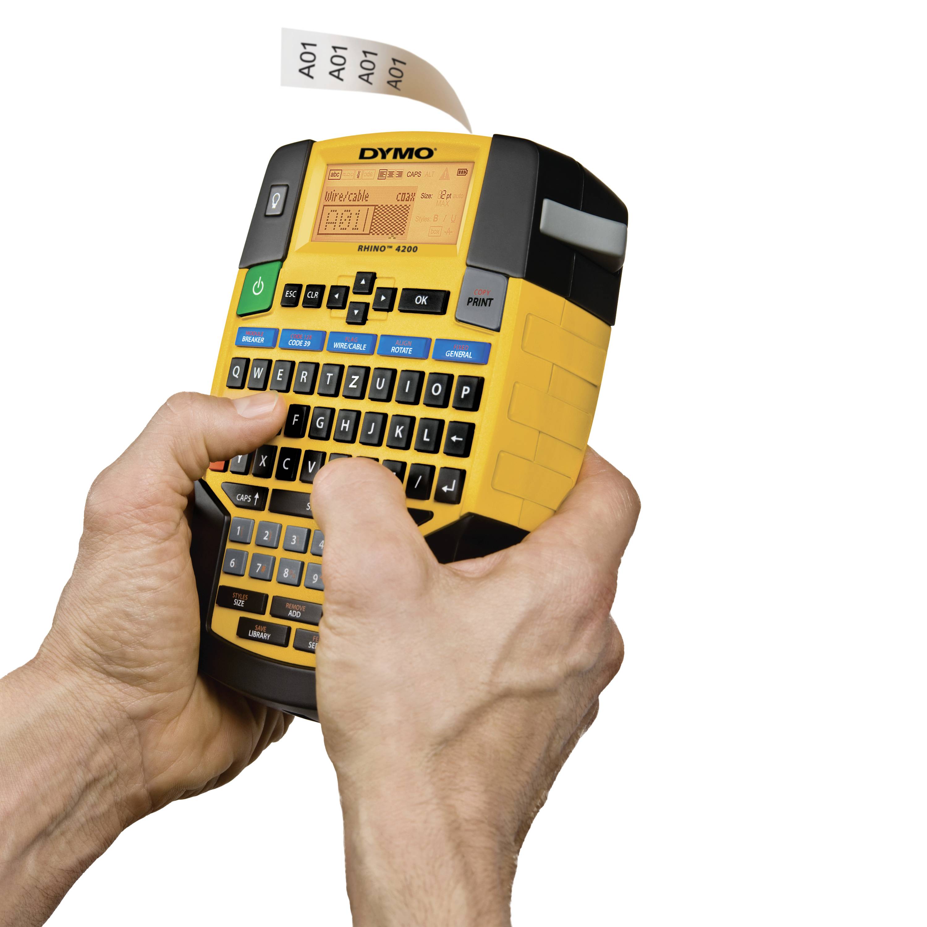 Una persona tiene un dispositivo di etichettatura giallo con tastiera e display, e stampa un'etichetta con la scritta 'A01'.