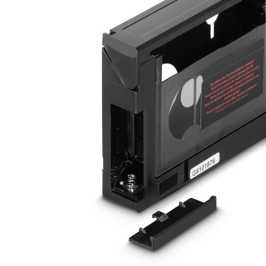 Un contenitore di cassetta di nastro audio nero aperto, con il coperchio rimosso, con un numero di serie visibile nella parte inferiore.