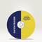 Un CD con una superficie blu e una gialla. Sul lato blu è scritto 'Supporto dati', sul lato giallo il logo di Avery Zweckform.