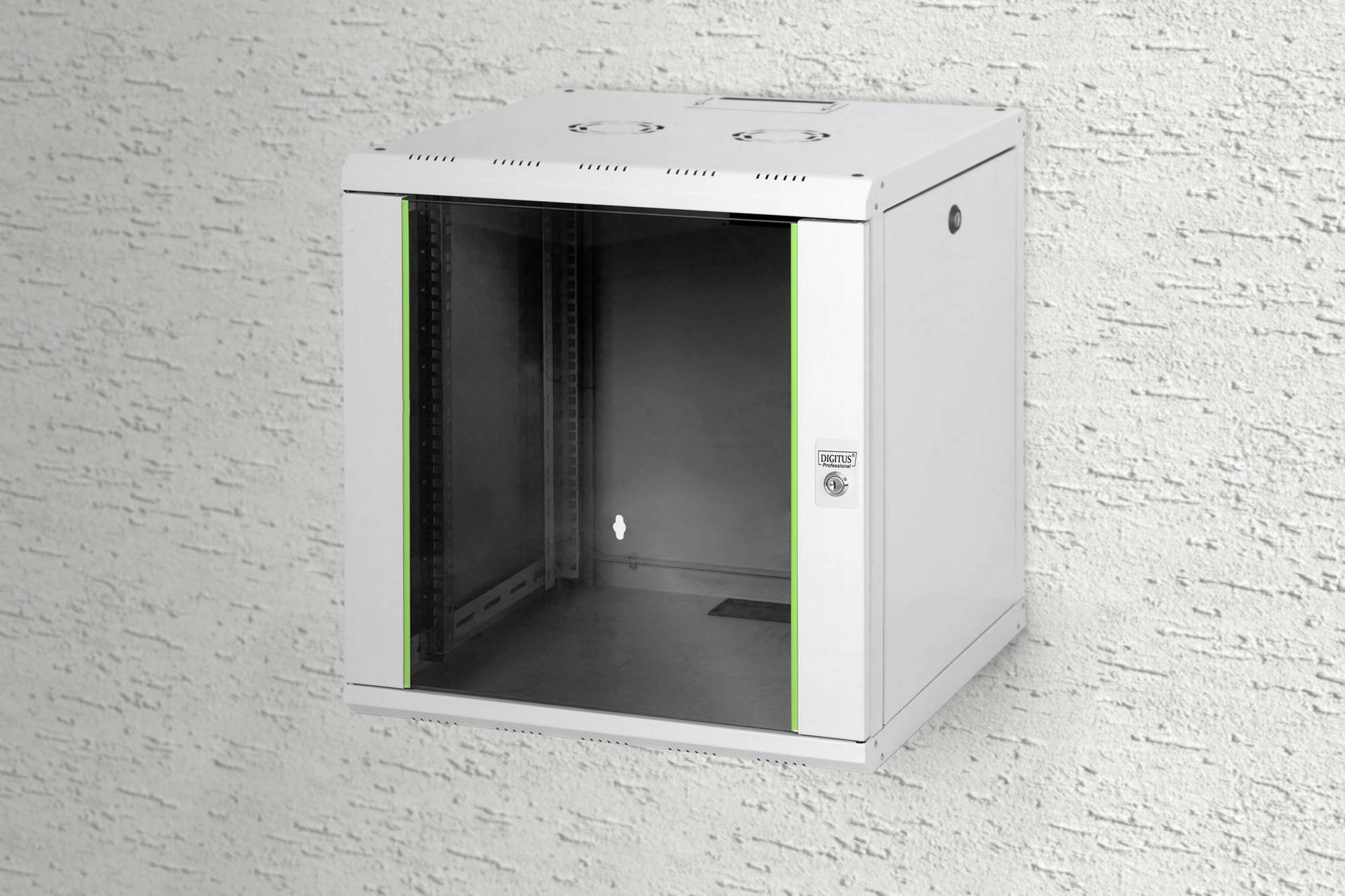 Un armadio di rete vuoto, montato a parete, con porta in vetro e bordi evidenziati in verde, idoneo per dispositivi IT.