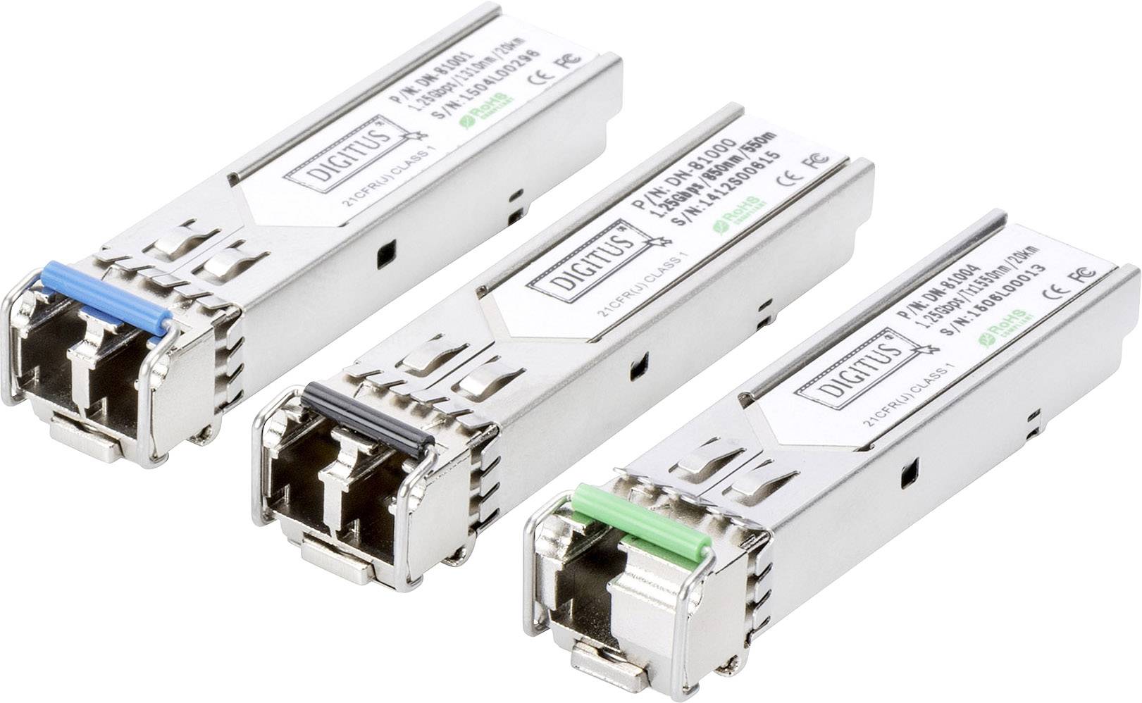 Tre moduli transceiver ottici in custodia argentata, disposti uno accanto all'altro. Ciascuno ha un supporto contrassegnato con un colore.