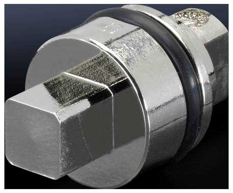 Adattatore metallico con testa quadrata, superficie lucida e anello di gomma nero per scopi di tenuta, su sfondo nero.