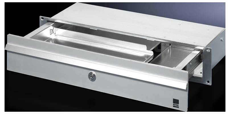 Cassetto metallico con serratura, aperto, che mostra l'interno con superficie liscia. Progettato per lo stoccaggio sicuro in ambienti industriali.