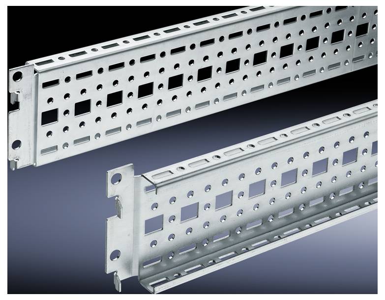 Due profili metallici prefabbricati con fori rettangolari, idonei per l'utilizzo in progetti di costruzione o applicazioni industriali.