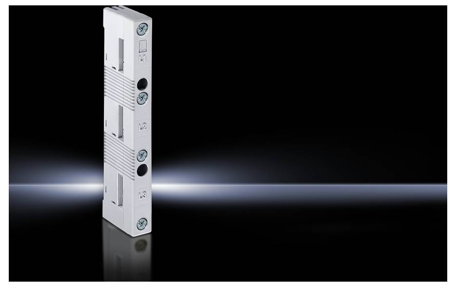 Un componente verticale e rettangolare con più fessure e connessioni è posto davanti a uno sfondo che sfuma dal blu scuro al blu chiaro.