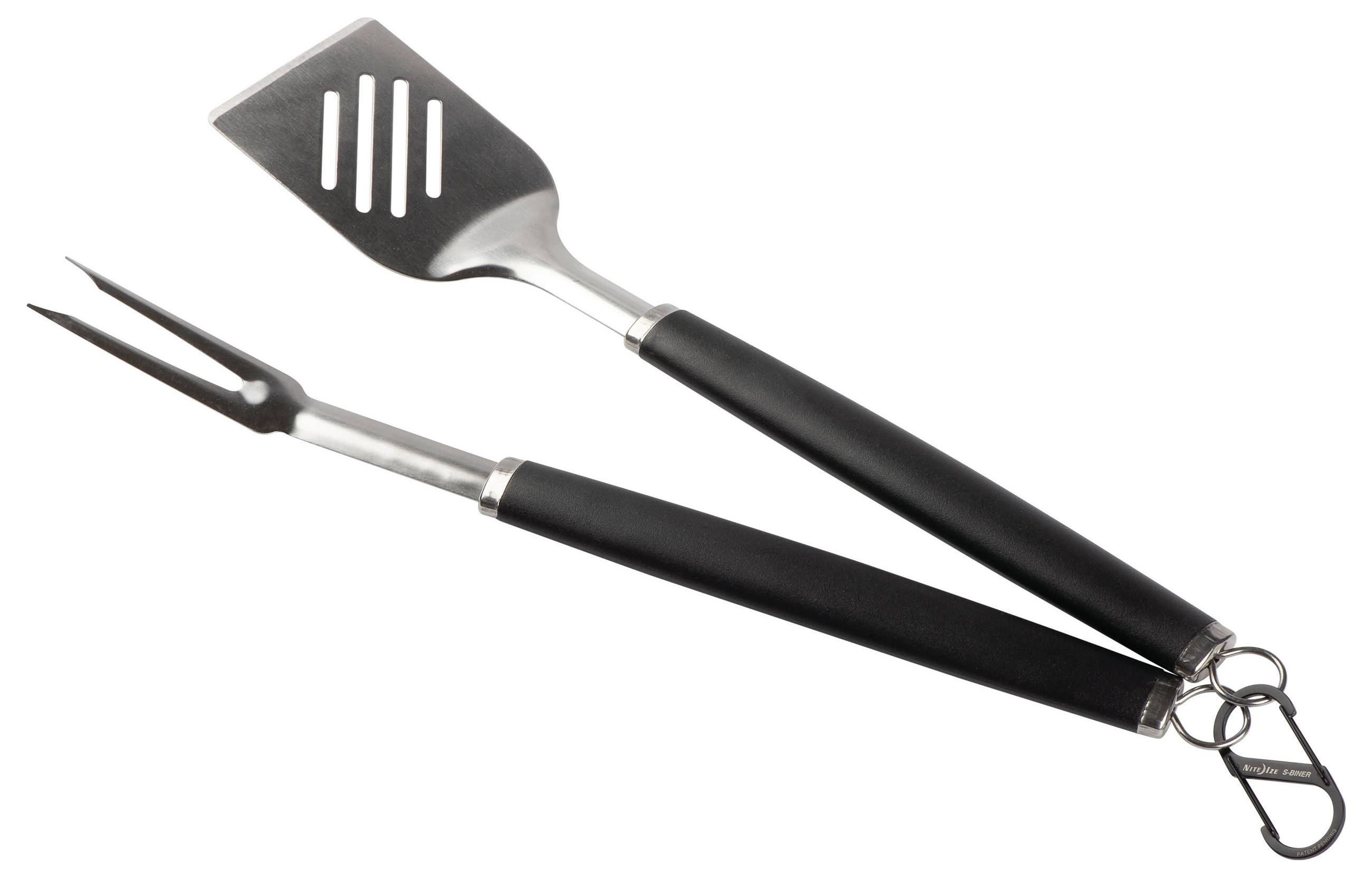 Set per barbecue composto da una spatola metallica con feritoie e una forchetta, entrambe con manici neri e un apribottiglie integrato.