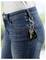Una persona che indossa jeans blu con un portachiavi agganciato a un passante dei pantaloni, mentre tiene in mano le chiavi e un telecomando per l'auto.