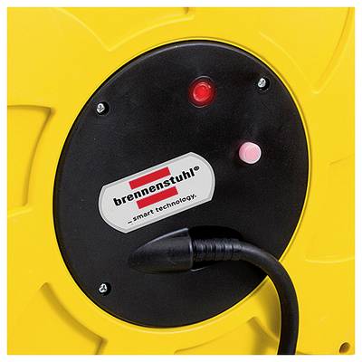 Primo piano di un avvolgicavo giallo o una prolunga con un pannello centrale nero, spie luminose di alimentazione e un cavo nero collegato etichettato "brennenstuhl".