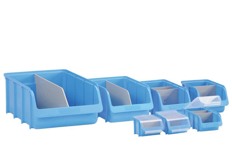 Una fila di contenitori di stoccaggio in plastica blu di dimensioni variabili, ciascuno con un divisorio bianco, utilizzati per organizzare oggetti o componenti di piccole dimensioni.