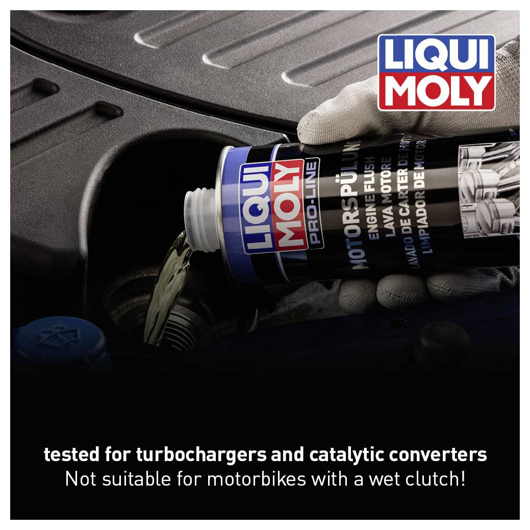Un additivo per olio motore viene versato in un'auto. Testo sull'immagine: 'Testato per turbo e catalizzatore. Non adatto per motociclette con frizione a bagno d'olio!'