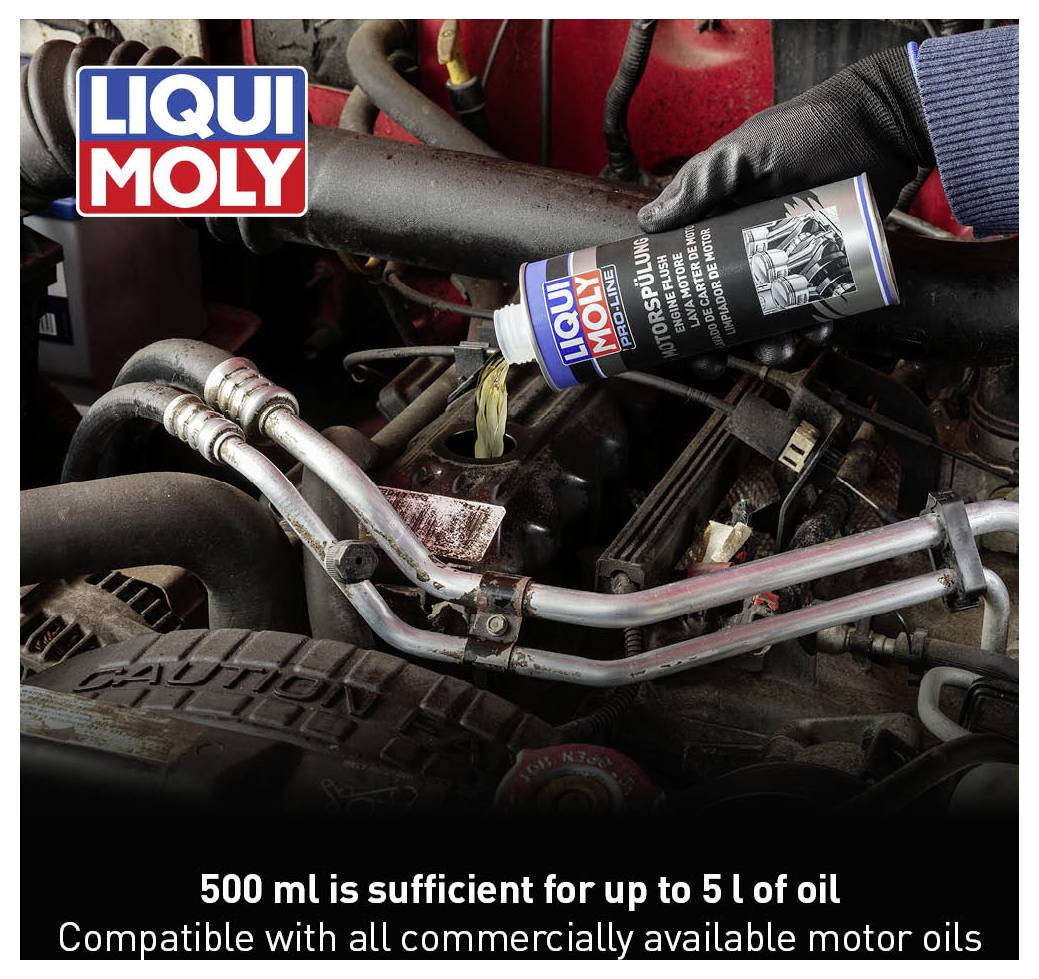 Il motore dell'auto viene trattato con 'Liqui Moly Motor System Spülung'. Il prodotto viene versato nel motore. Testo: '500 ml sono sufficienti per fino a 5 l di capacità di olio. Compatibile con tutti gli oli motore commerciali.'