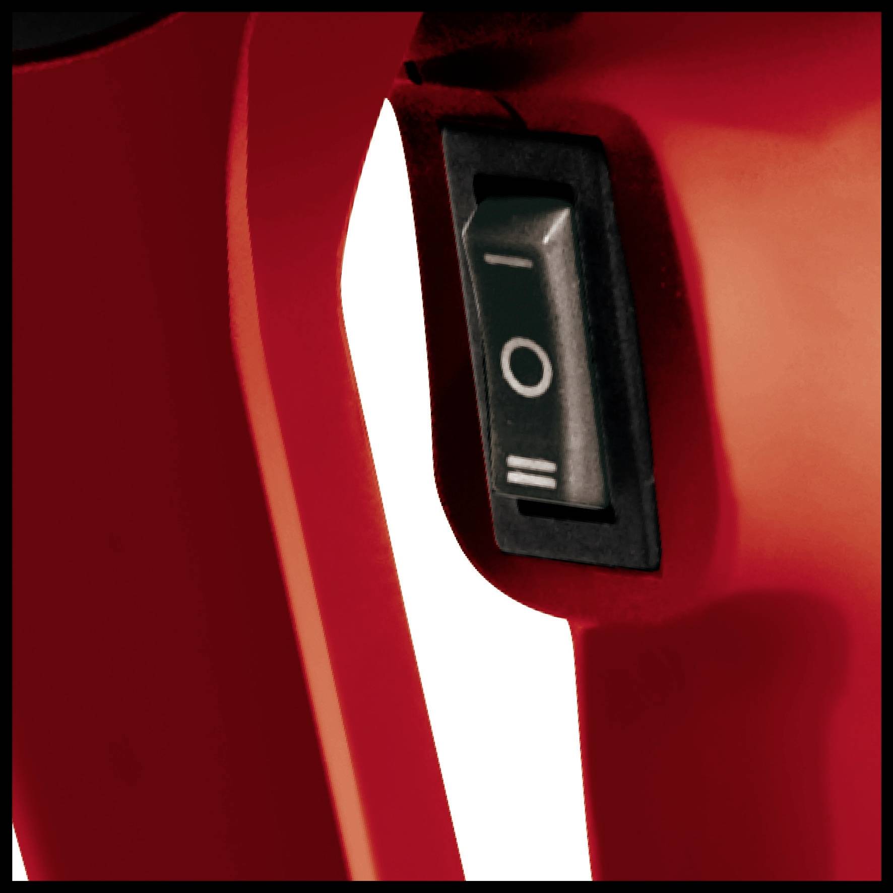 Primo piano di un interruttore nero su un dispositivo rosso, la posizione dell'interruttore su '0' indica che il dispositivo è spento.