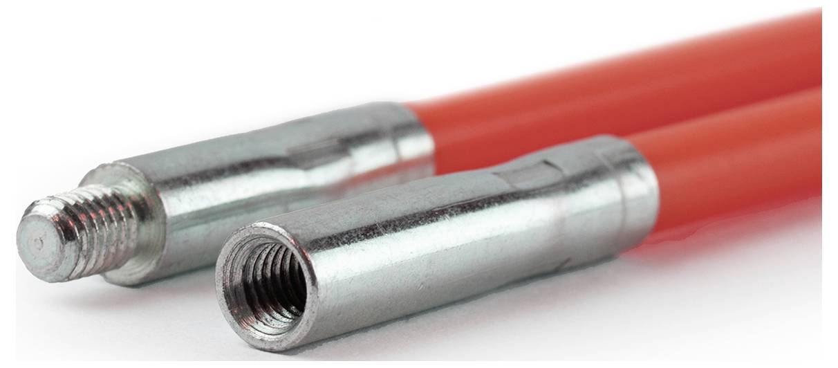 Due bastoncini arancioni con punte metalliche, uno con filettatura esterna e uno con filettatura interna. Potrebbero essere utilizzati per collegare delle aste.