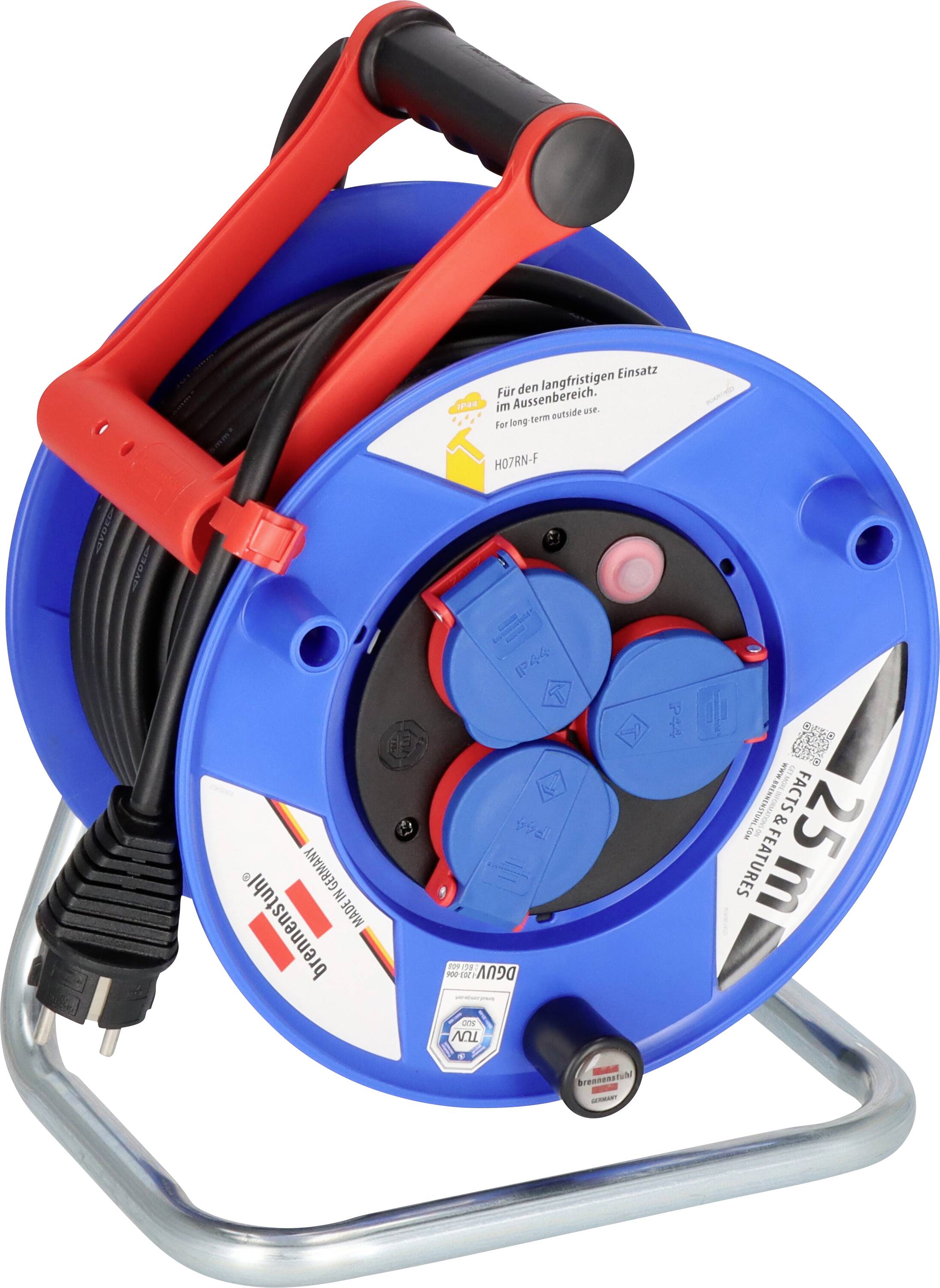 Avvolgitore portatile blu con maniglia rossa, cavo di alimentazione nero, quattro prese con coperchi blu e spina con messa a terra su supporto in metallo.