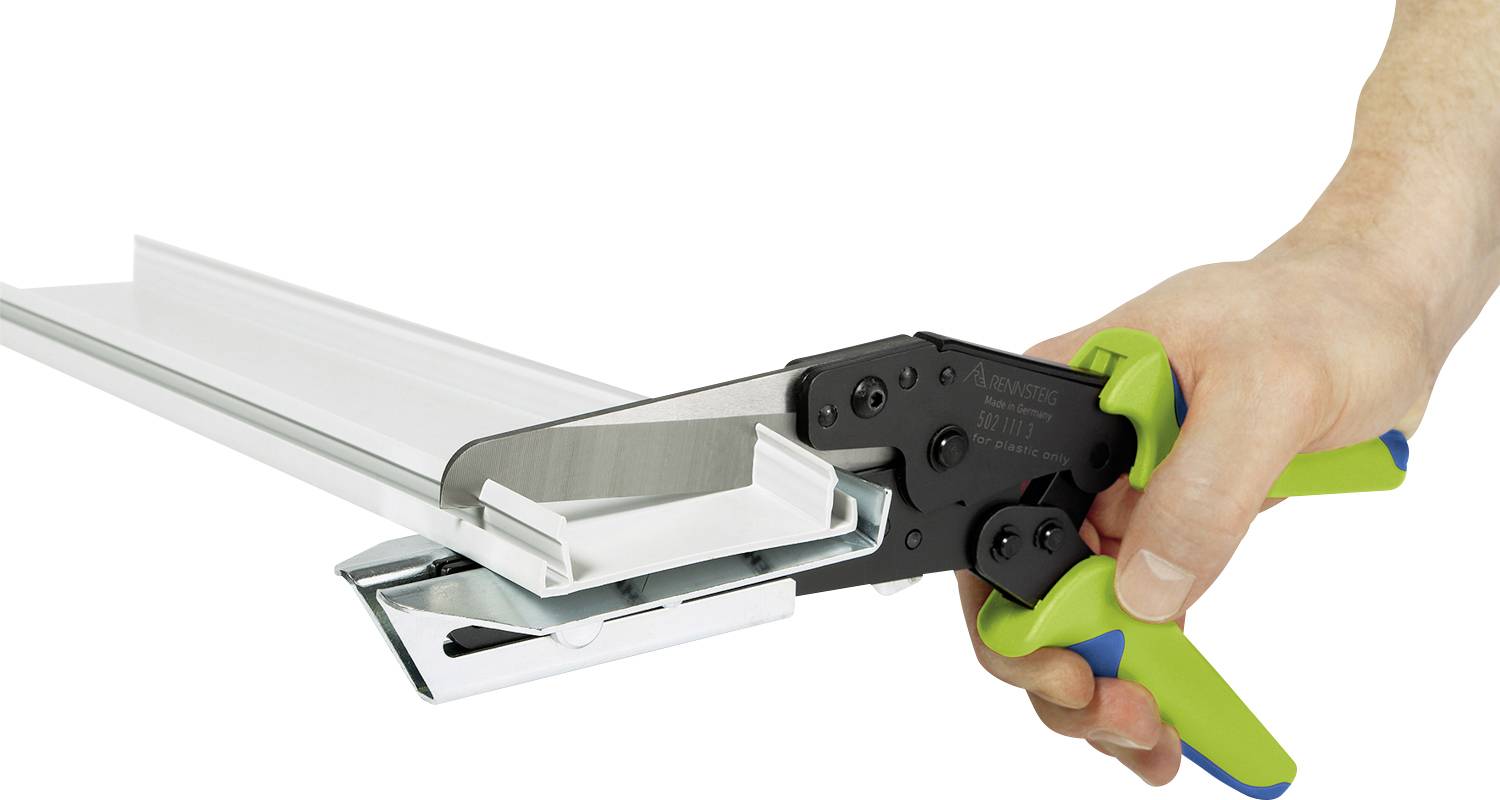 Una mano tiene una pinza speciale verde e nera che sta comprimendo un costrutto bianco.