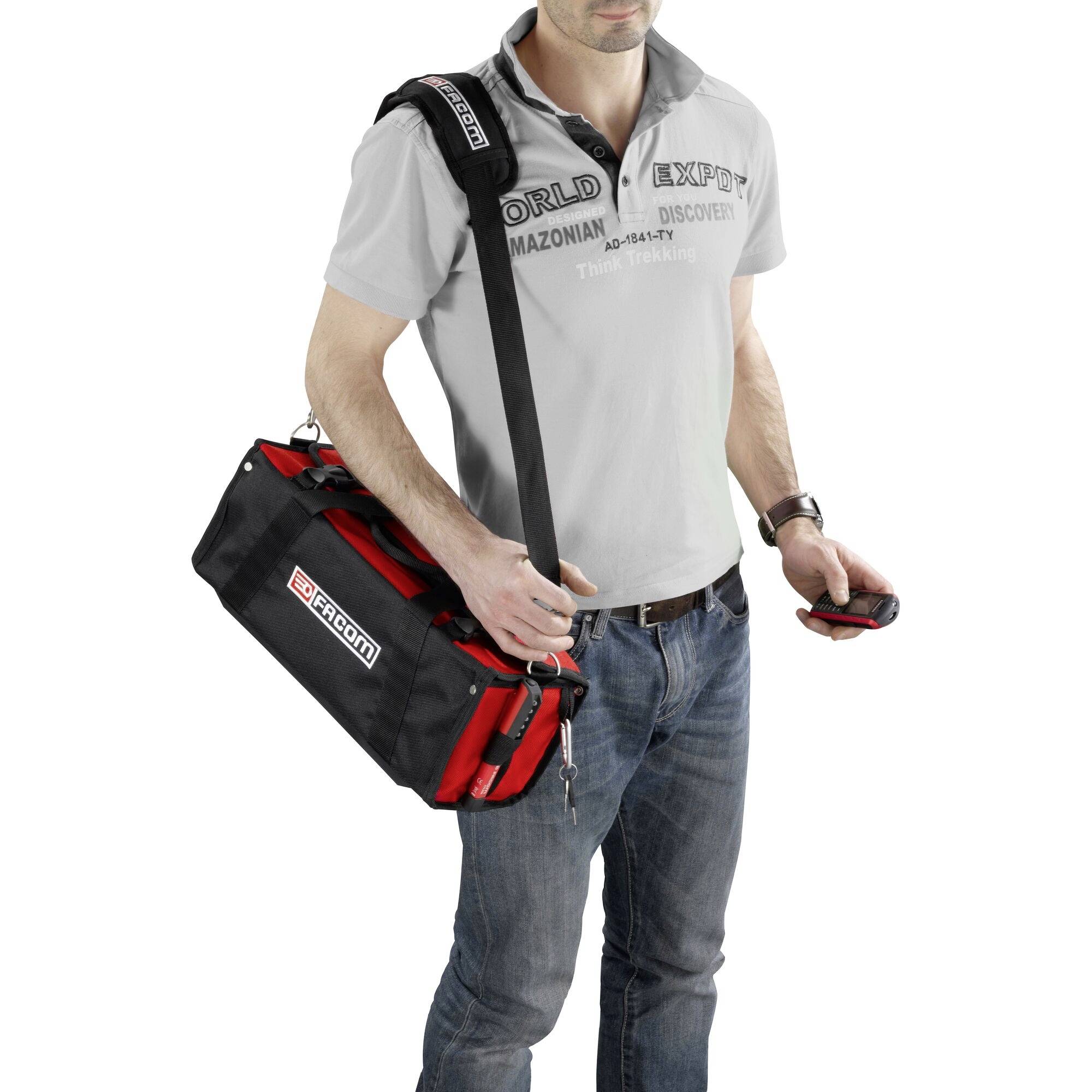 Un uomo porta una borsa degli attrezzi nera con dettagli rossi sulla spalla. In una mano tiene uno smartphone.