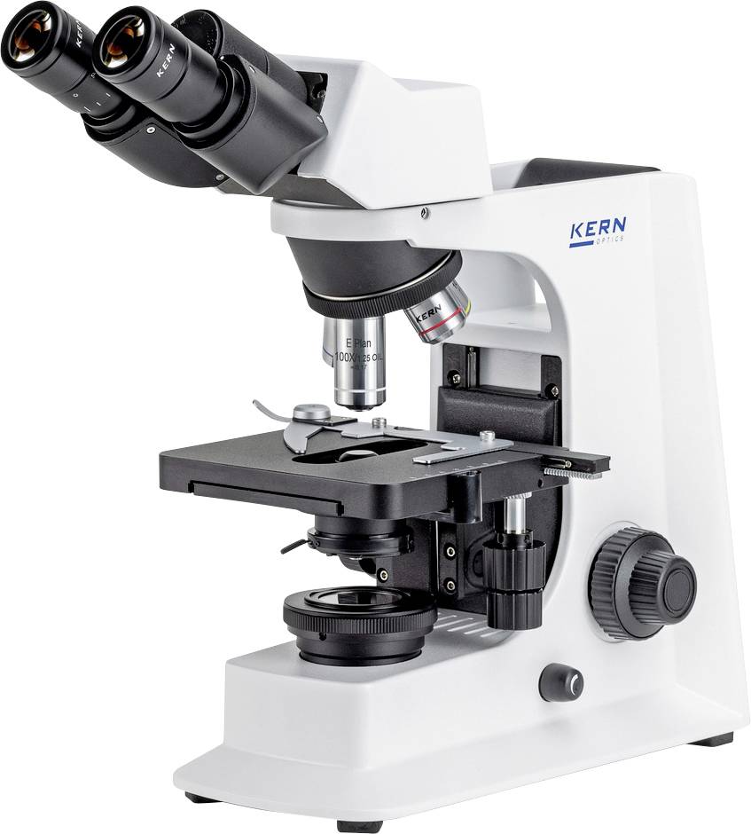 Un microscopio bianco da laboratorio con più oculari e una vite di regolazione. Viene utilizzato per ingrandire i campioni.