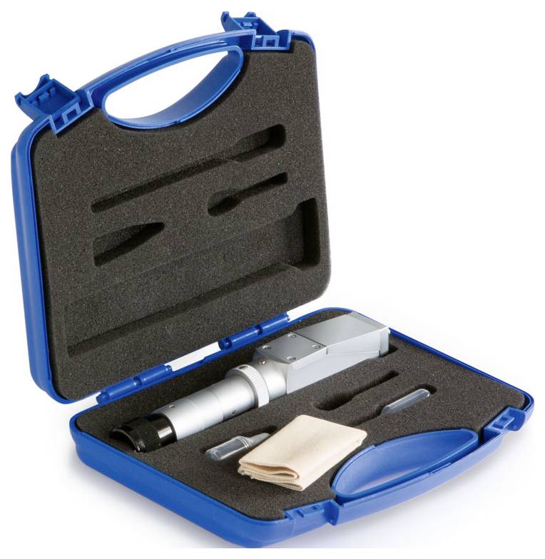 Custodia blu con imbottitura in schiuma, contiene un dispositivo ottico argentato, accessori e un panno.