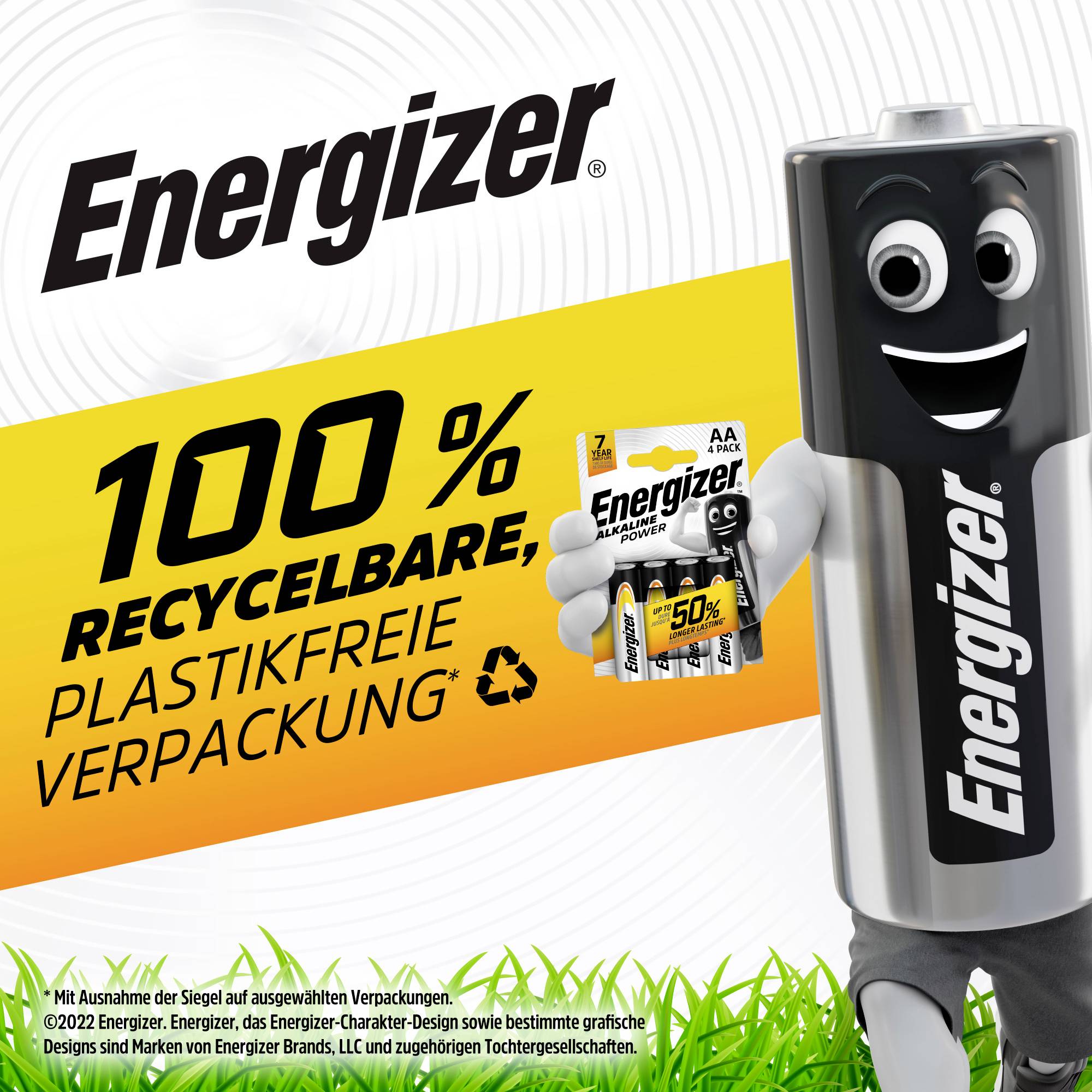 Una figura con batterie tiene in mano una confezione di batterie. Testo: '100% riciclabile, confezione priva di plastica'. Logo Energizer in alto a sinistra.