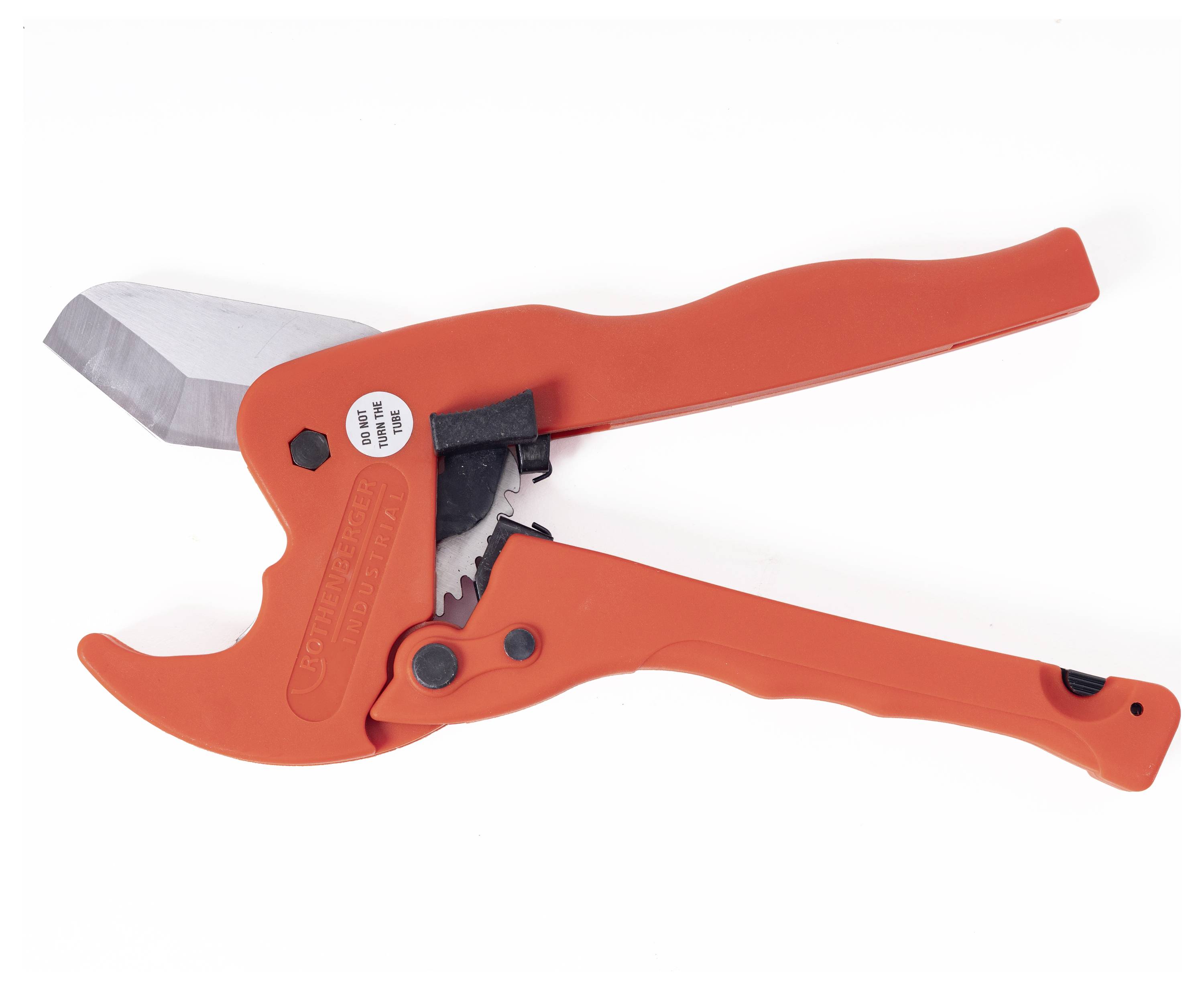 Pinza taglia-tubi rossa su sfondo bianco. Lo strumento ha un manico in plastica e una lama affilata per un taglio preciso.