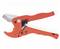 Pinza taglia-tubi rossa su sfondo bianco. Lo strumento ha un manico in plastica e una lama affilata per un taglio preciso.
