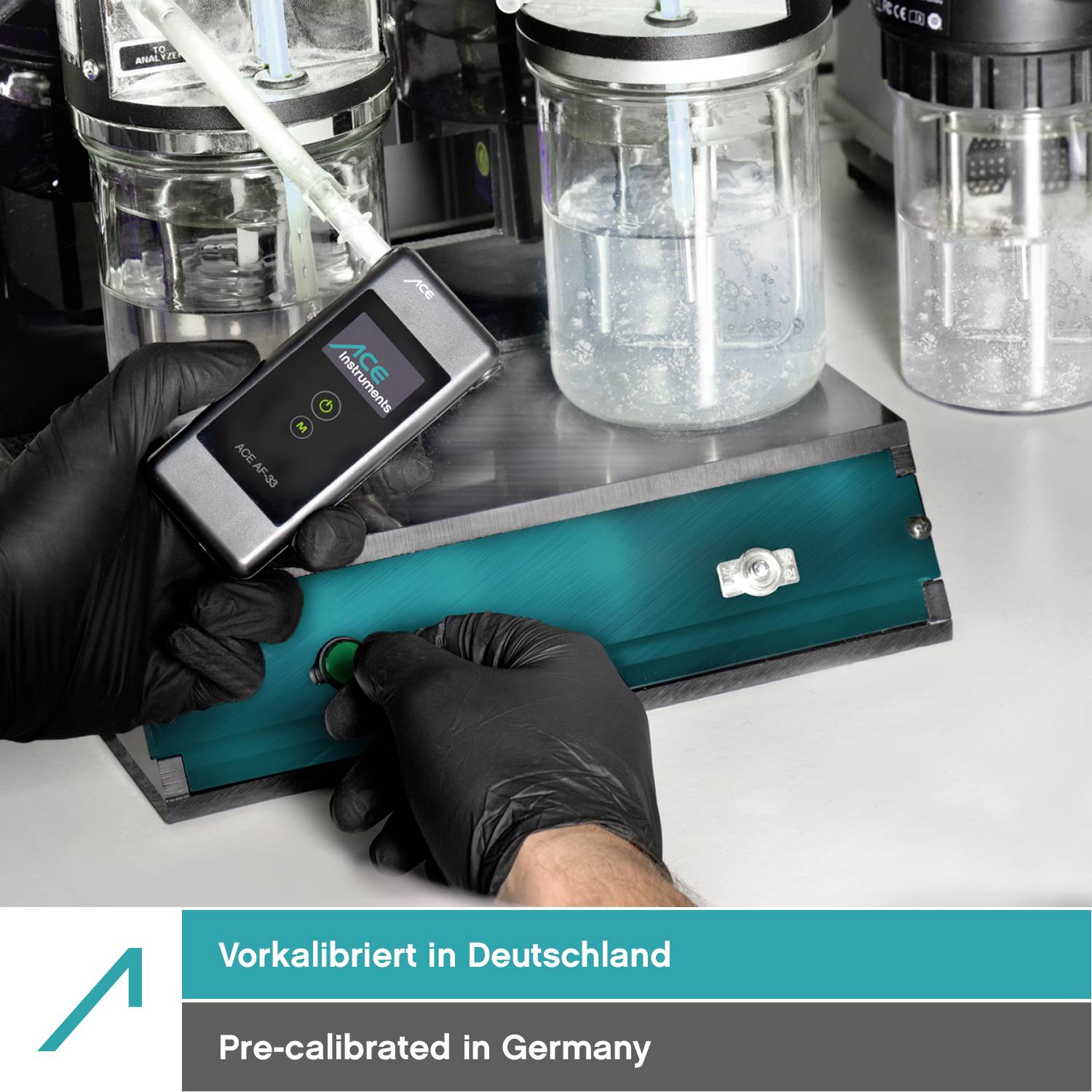 Un dispositivo viene calibrato con un altro. Una mano tiene uno strumento di misurazione mobile. Testo: 'Pre-calibrato in Germania'.