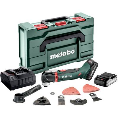 Kit multiutensile senza fili Metabo con valigetta di trasporto, caricabatterie, due batterie e diversi accessori per levigatura e taglio.