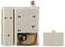 Un dispositivo elettronico beige con coperchio della batteria rimovibile e vano, che mostra il collegamento di una batteria da 9V all'interno.