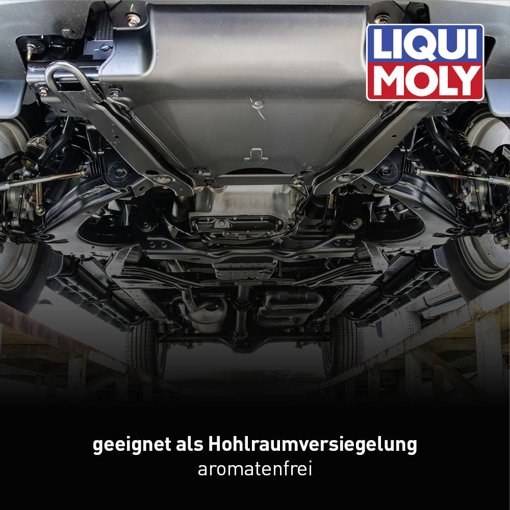 Parte inferiore di un'auto su un ponte sollevatore, evidenziata da un prodotto Liqui Moly, idoneo per la sigillatura dei vani, privo di aromatici.