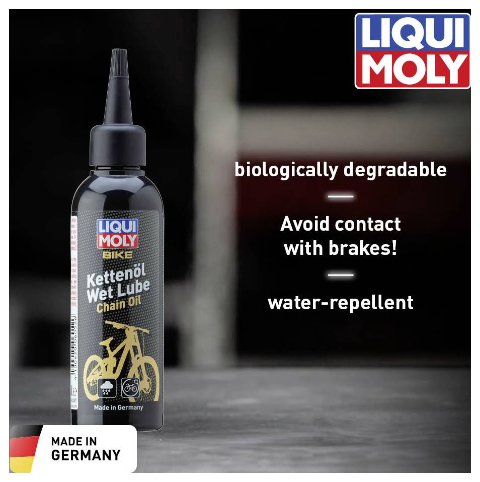 Una bottiglia di LIQUI MOLY olio per catena su un tavolo, con testo 'biodegradabile', 'Evitare il contatto con i freni!' e 'idrorepellente'. Fatto in Germania.