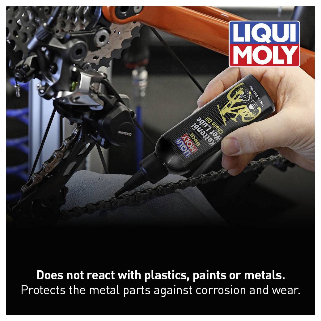 Una mano applica olio per biciclette Liquid Moly su una catena. Testo: 'Neutro nei confronti di plastiche, vernici e metalli.'