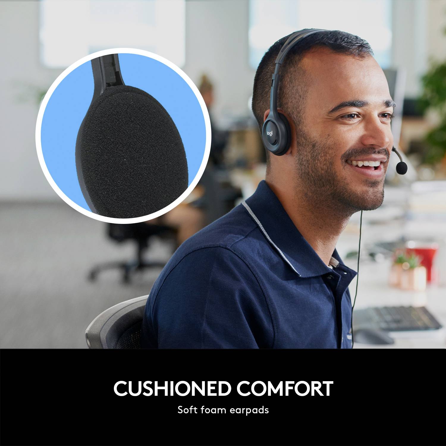 Due immagini di un headset tenuto nelle mani. In alto è allargato, in basso è compresso. Mostra la flessibilità dell'headset.