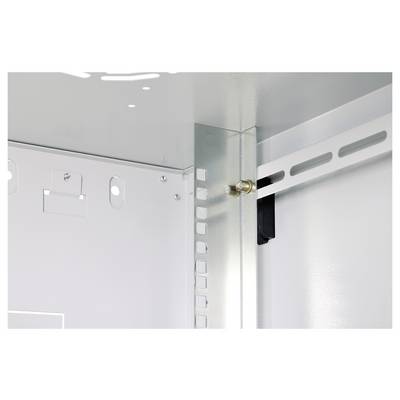 L'immagine mostra l'angolo interno di un involucro elettrico metallico, con una guida di montaggio scanalata e un bullone d'angolo che fissa i componenti.