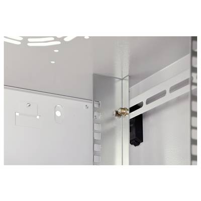 Interno di un involucro elettrico metallico che mostra guide di montaggio e un bullone che fissa i componenti dei cavi elettrici.