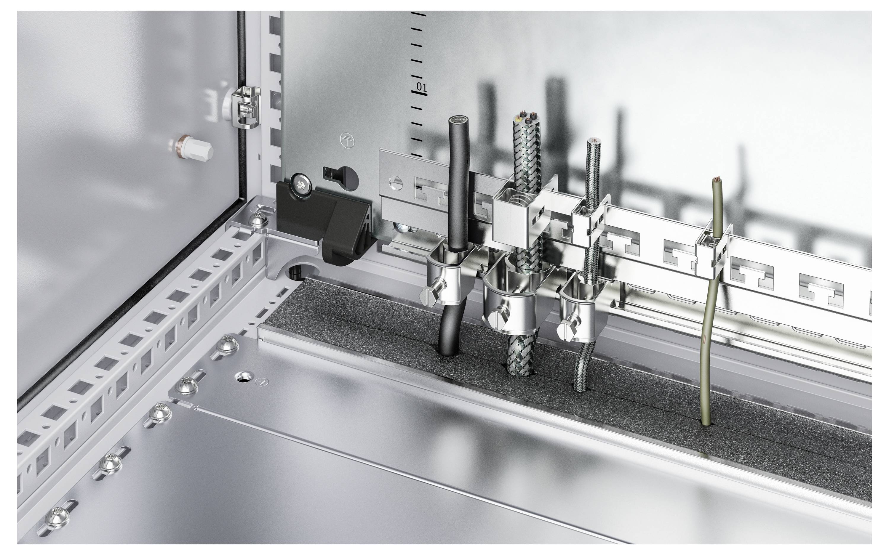 Sistema di gestione dei cavi all'interno di un quadro elettrico con più cavi fissati mediante supporti.