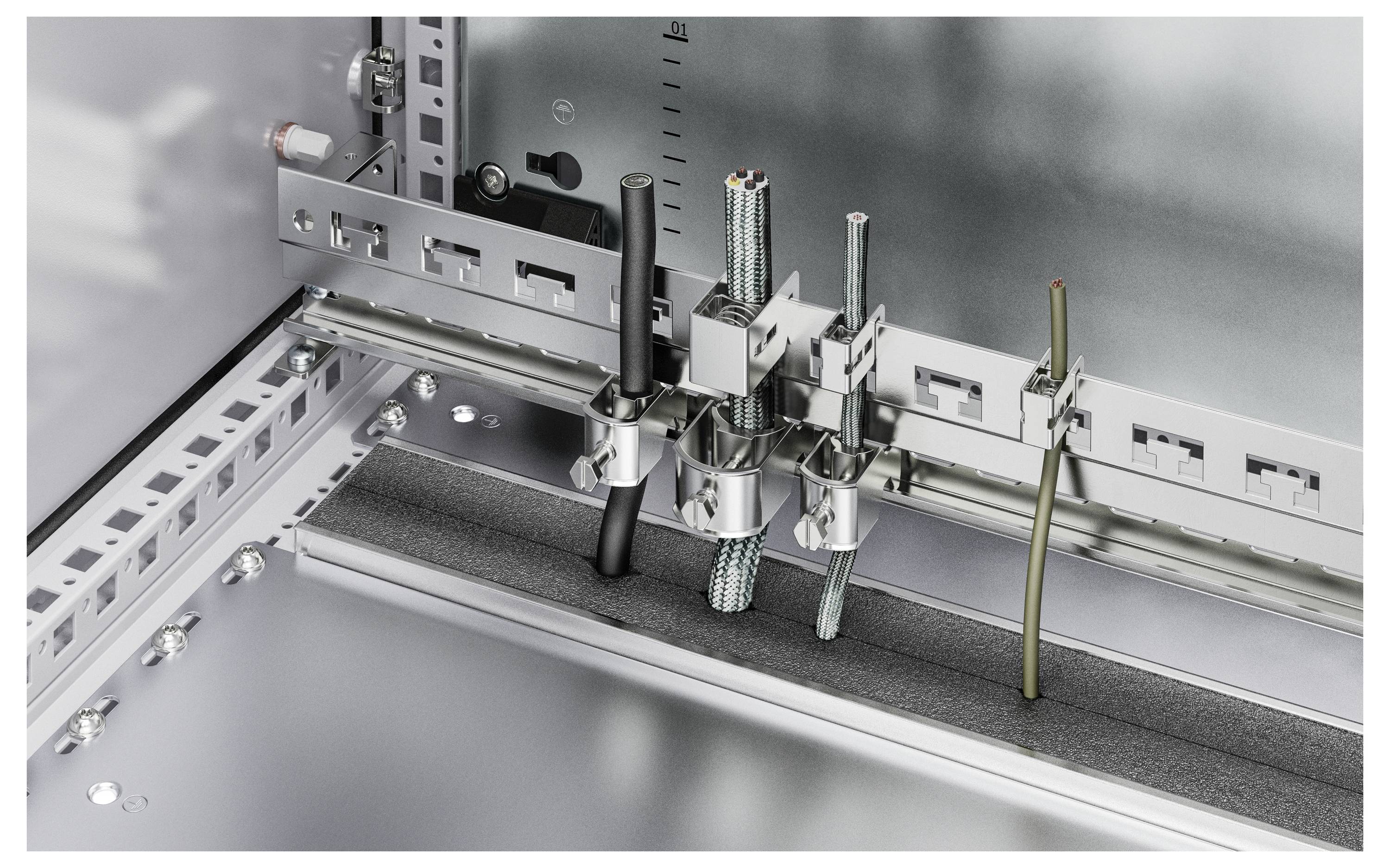 Supporto metallico all'interno di un quadro elettrico che fissa diversi cavi di dimensioni variabili su una guida.