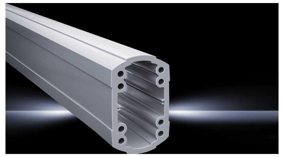 Profilo in alluminio con sezione ovale e multiple camere interne, su sfondo nero con effetto di luce. Ideale per applicazioni tecniche.