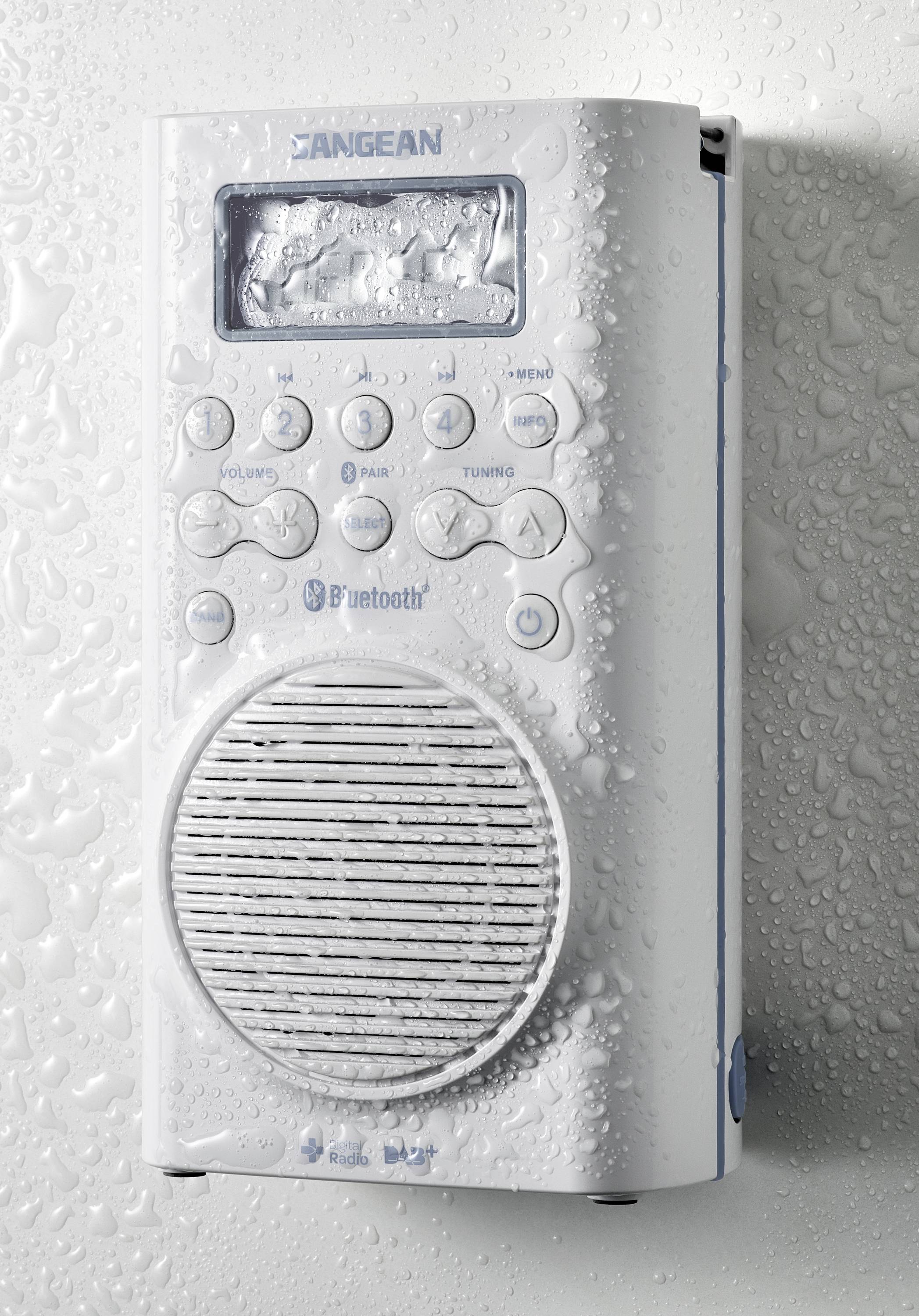 Una radio portatile con funzione Bluetooth, bagnata da goccioline d'acqua. Adatta all'uso in ambienti umidi come un bagno.