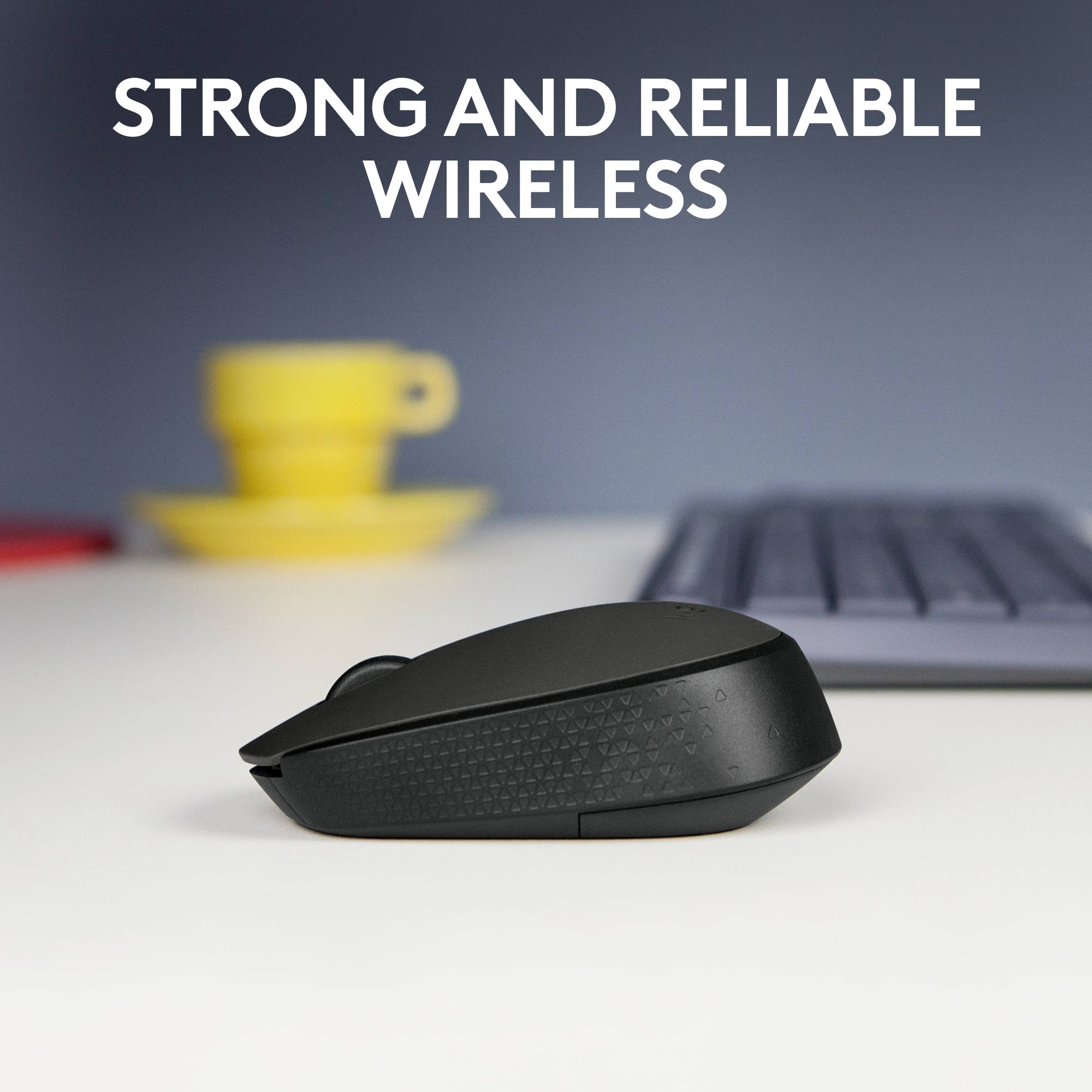 Mouse nera wireless sul tavolo, tazza gialla e tastiera sullo sfondo. Testo in alto: 'Connessione wireless stabile e affidabile'.