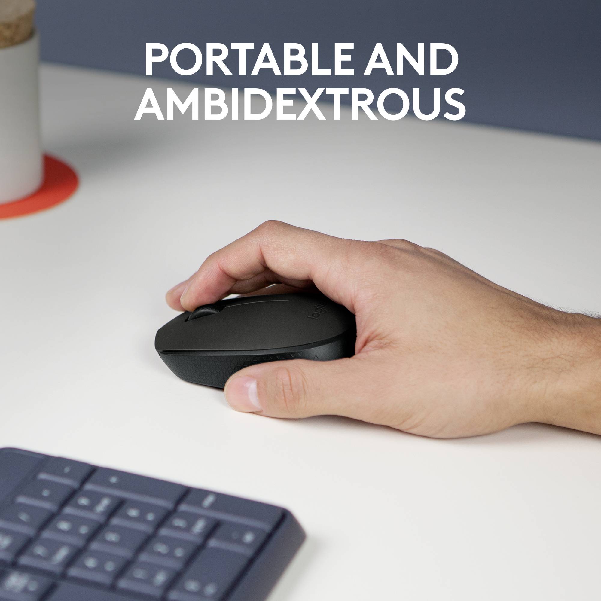 Una mano tiene un mouse su una scrivania. Sullo sfondo, una tastiera è parzialmente visibile. Testo in alto: 'Mobile e utilizzabile con entrambe le mani'.