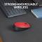 Mouse rossa wireless su scrivania accanto a tastiera e libro, con il testo 'Connessione wireless stabile e affidabile'.