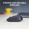 Mouse compatta wireless sulla scrivania, tazza gialla sullo sfondo. Testo in alto: 'Connessione wireless stabile e affidabile'.