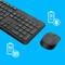 Logitech MK235 tastiera e mouse wireless su sfondo grigio. La confezione mostra entrambi i dispositivi insieme al ricevitore USB.