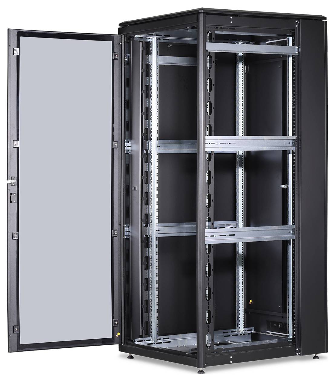 Un armadio rack server aperto, nero, con montanti in metallo, pronto per l'installazione di componenti IT.