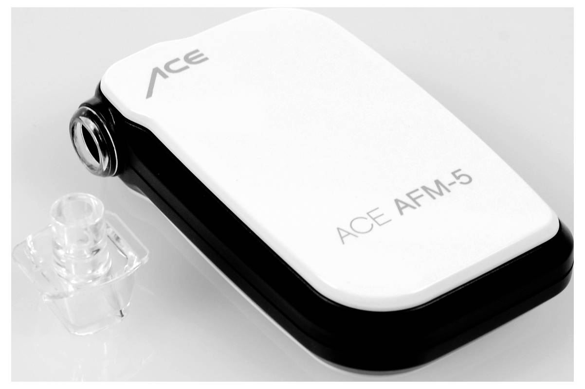 Dispositivo elettronico bianco con la scritta 'ACE AFM-5', accanto a un piccolo componente in plastica trasparente.