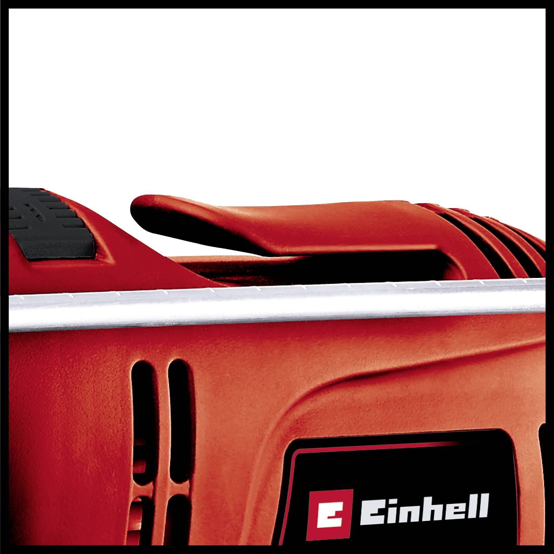 Un'elettrosega circolare manuale rossa con impugnatura nera e fessure di ventilazione. Il logo 'Einhell' è visibile sul lato.